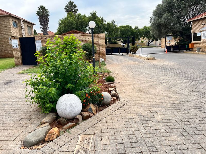 Well priced 2 bedroom apartment in SW5,  Vanderbijlpark - Photo 3