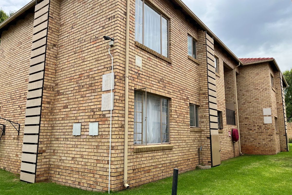 Well priced 2 bedroom apartment in SW5,  Vanderbijlpark - Photo 4