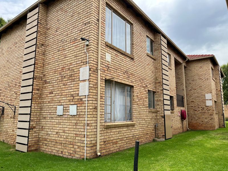 Well priced 2 bedroom apartment in SW5,  Vanderbijlpark - Photo 4