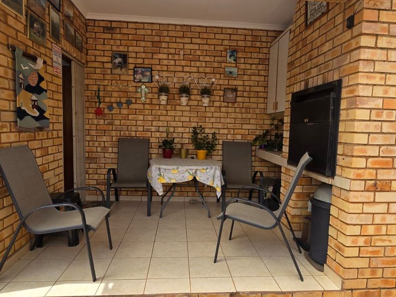 Move into this immaculate full-title unit situated in a secure and well-maintained complex - Photo 9