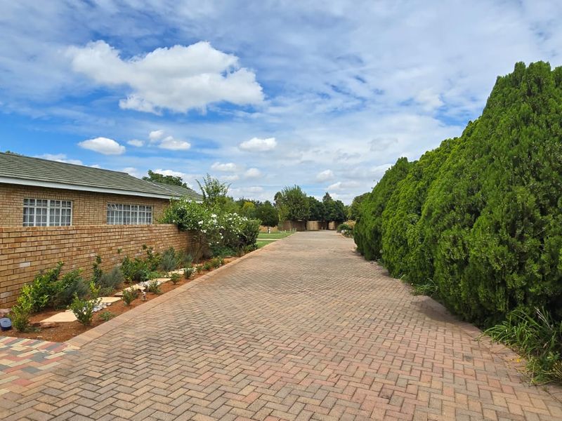 Move into this immaculate full-title unit situated in a secure and well-maintained complex - Photo 8