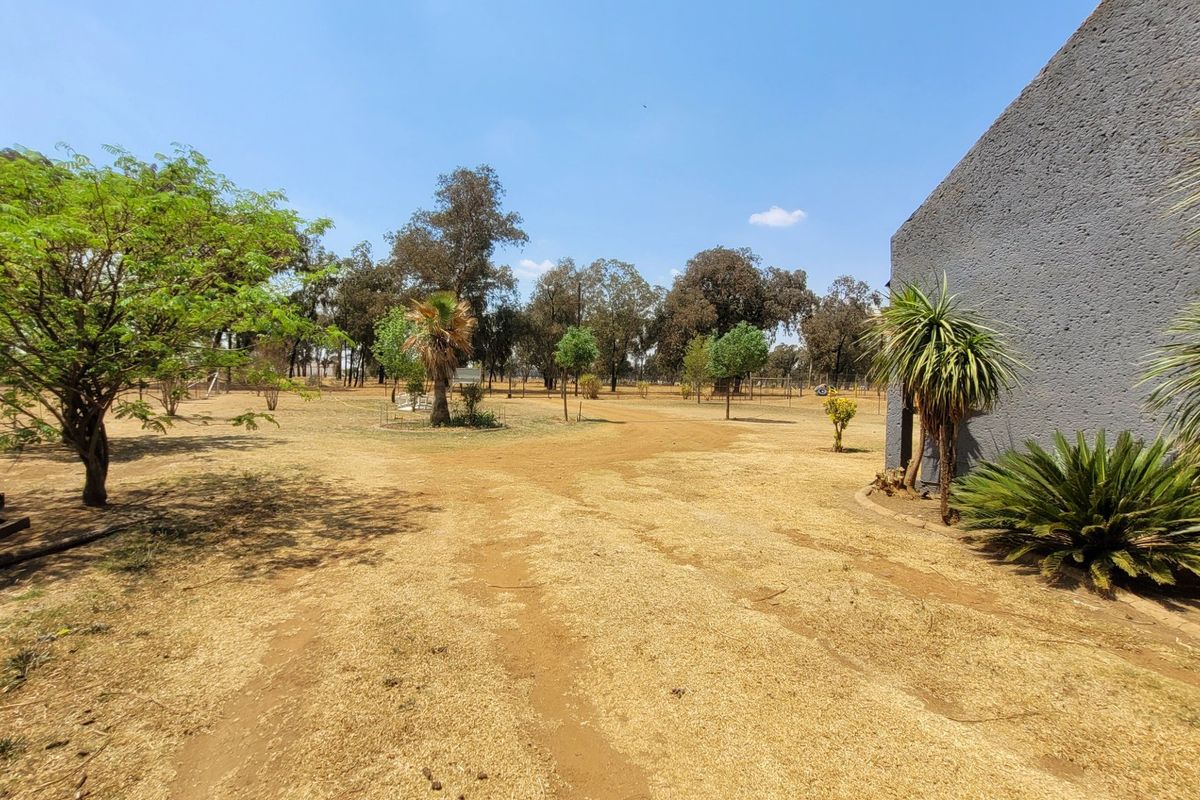 Plot with main house and two cottages. - Photo 2