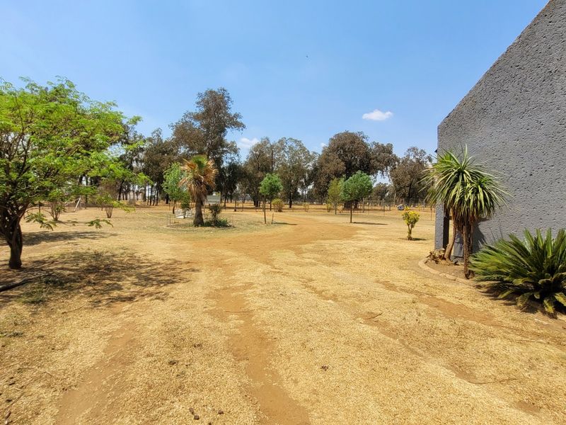 Plot with main house and two cottages. - Photo 2