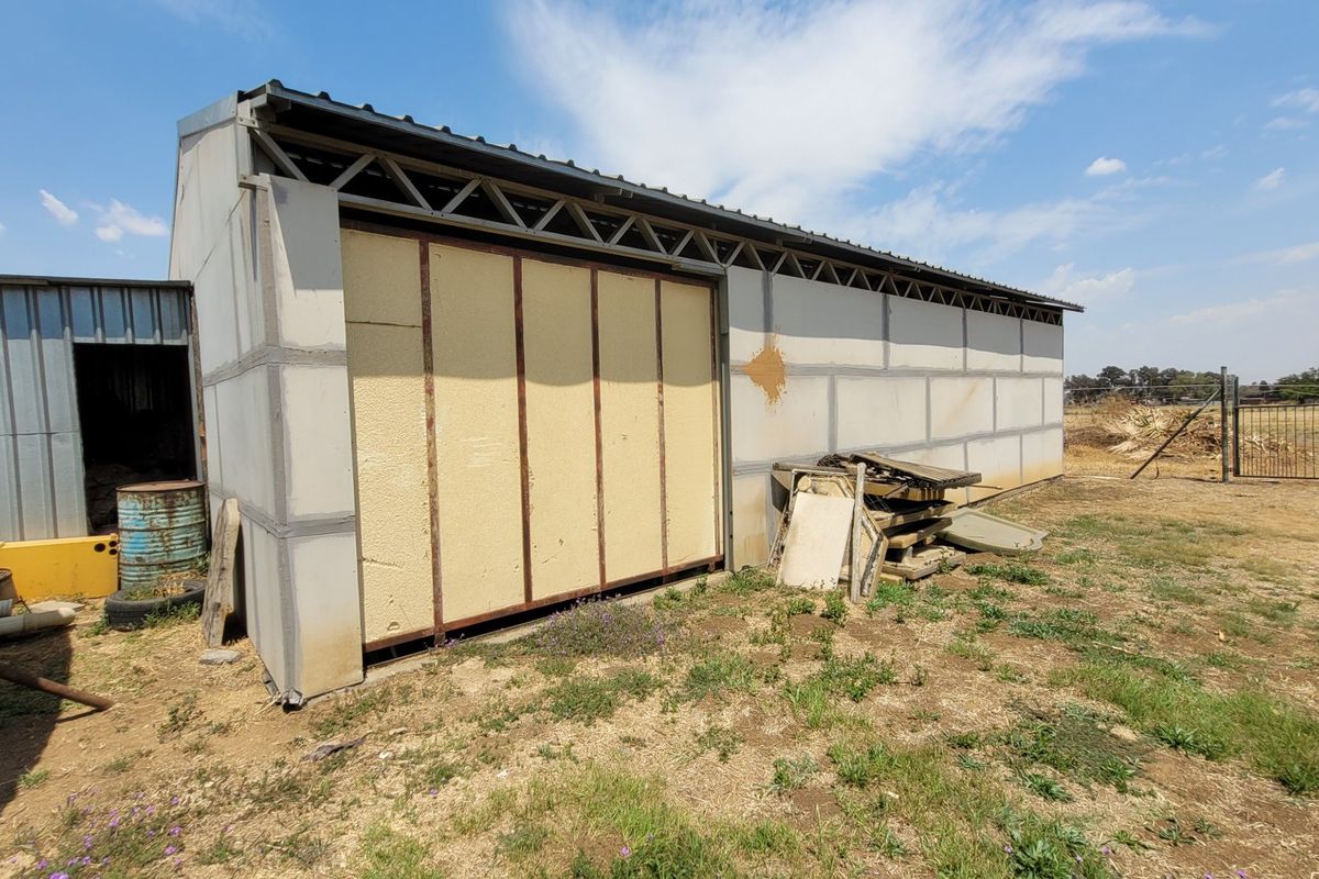 Plot with main house and two cottages. - Photo 4