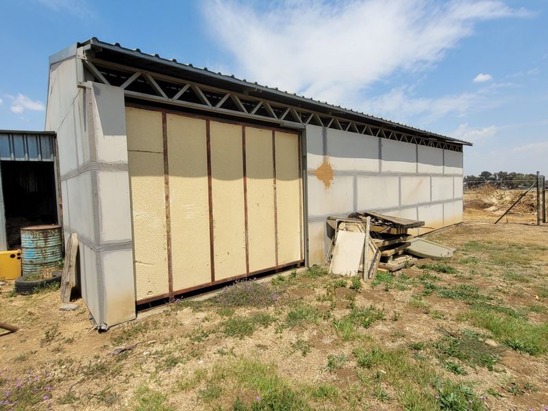 Plot with main house and two cottages. - Photo 4