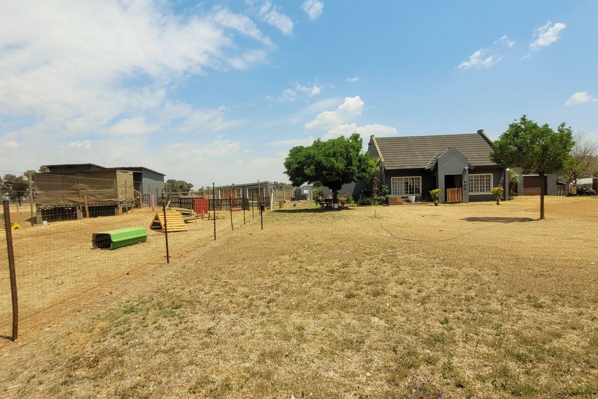 Plot with main house and two cottages. - Photo 3