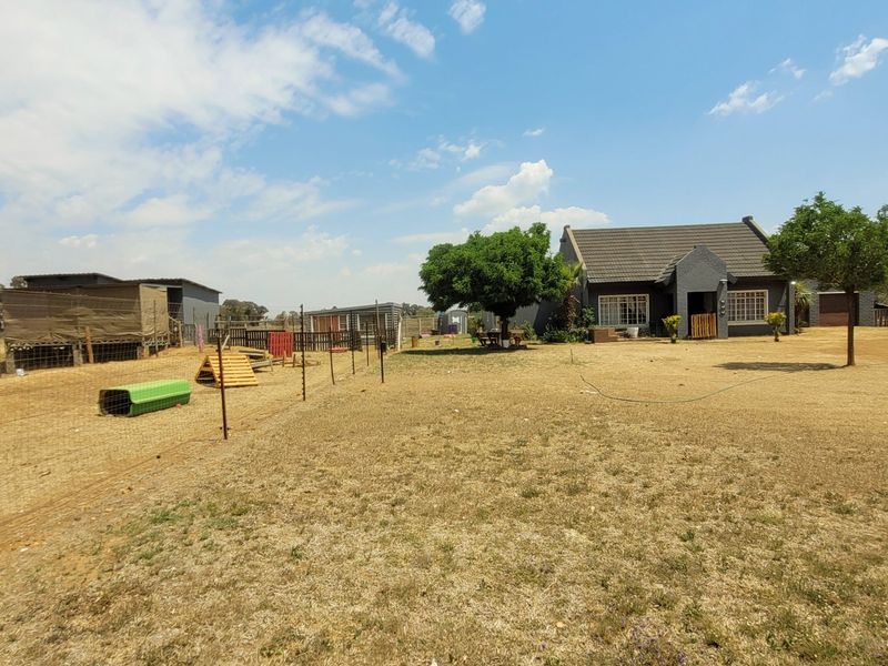 Plot with main house and two cottages. - Photo 3