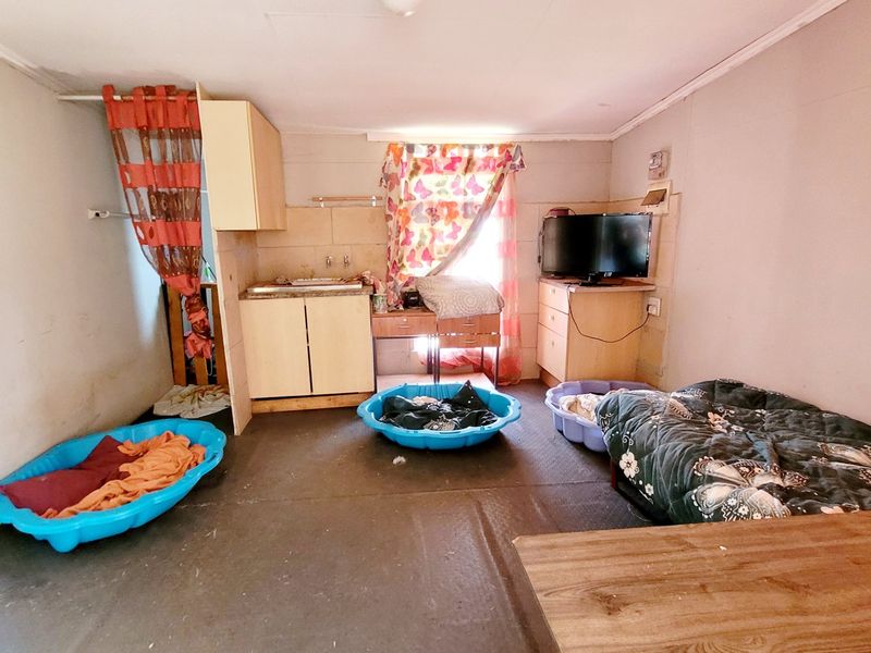 Plot with main house and two cottages. - Photo 9