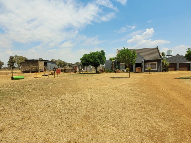 Plot with main house and two cottages. - Photo 6
