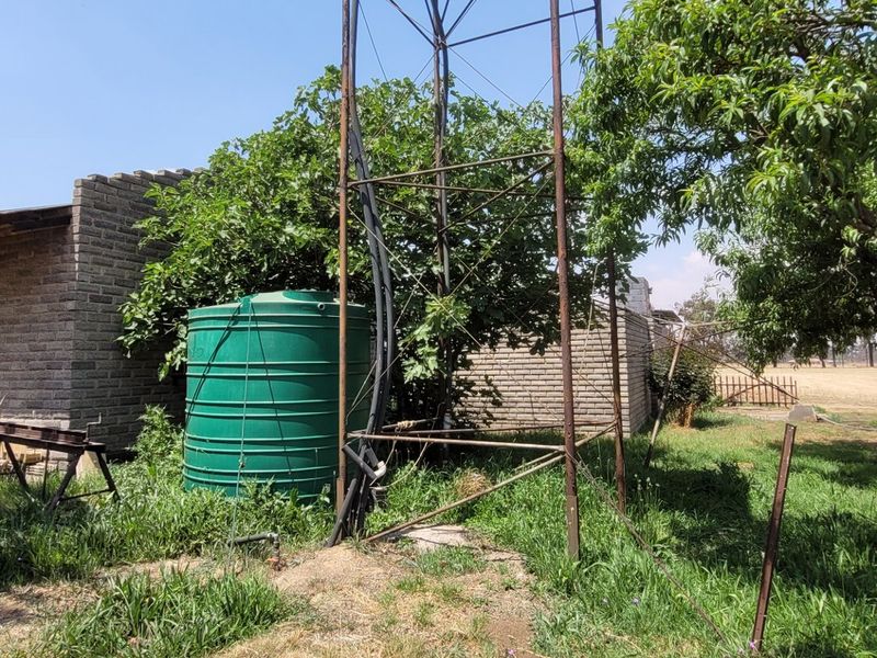 Plot with main house and two cottages. - Photo 5