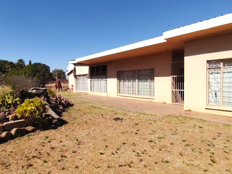 Spacious 2.5ha Farm with Two Family Homes. - Photo 7