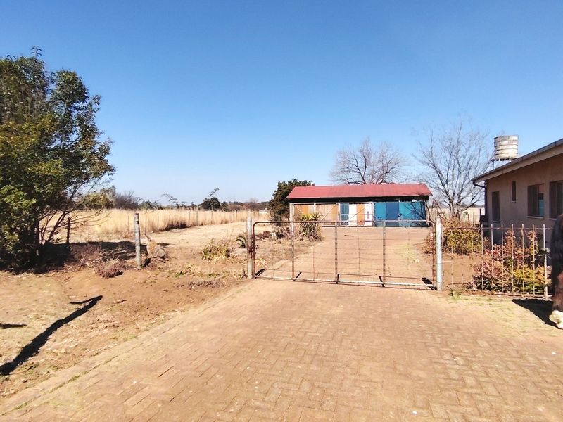 Spacious 2.5ha Farm with Two Family Homes. - Photo 5