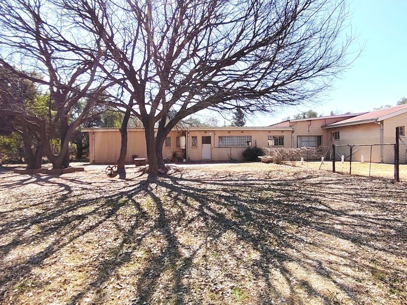 Spacious 2.5ha Farm with Two Family Homes. - Photo 10