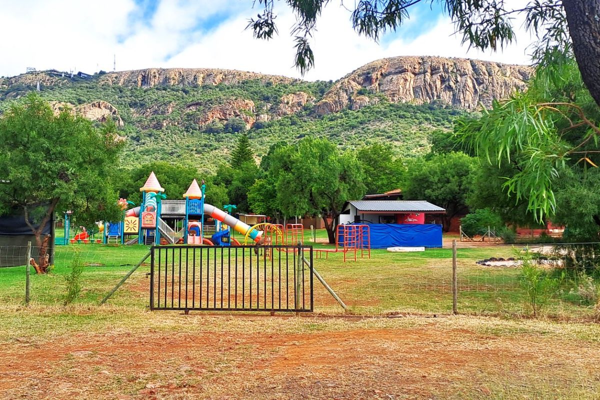 1.8 Hectare Commercial Smallholding - Photo 2