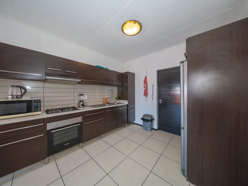 Modern lock-up-and-go Garden Apartment - Photo 10