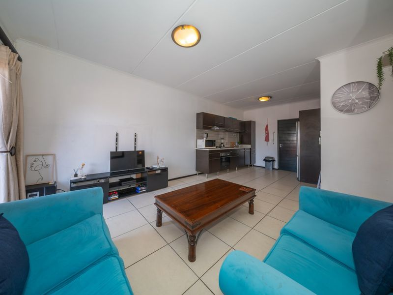 Modern lock-up-and-go Garden Apartment - Photo 7