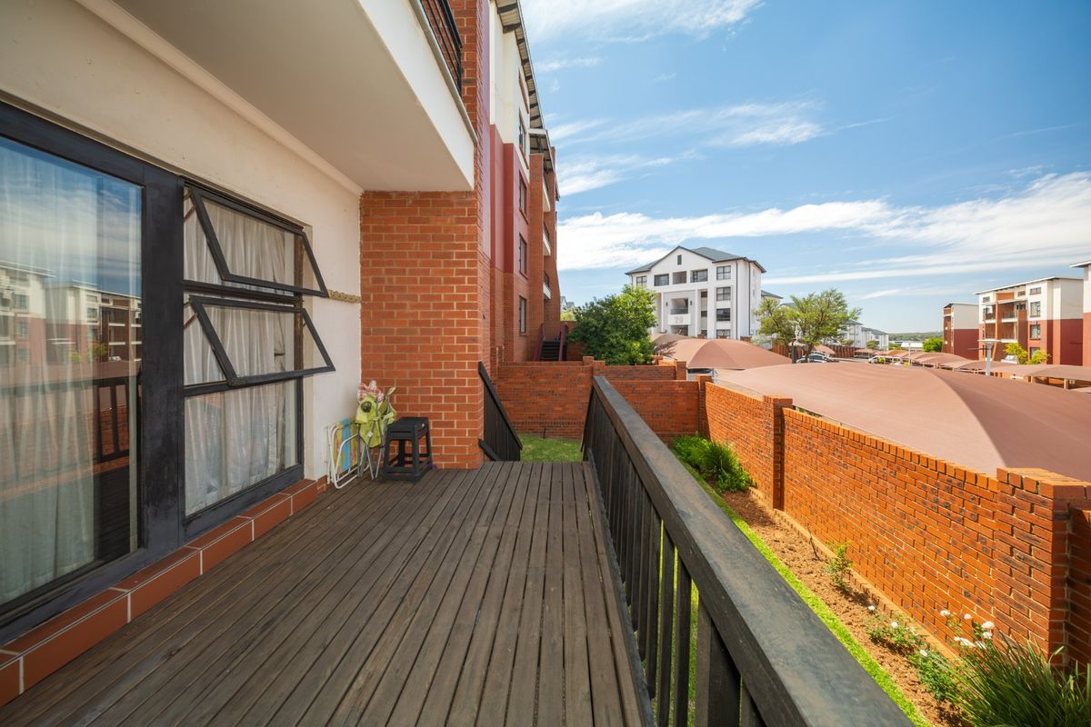 Modern lock-up-and-go Garden Apartment - Photo 2