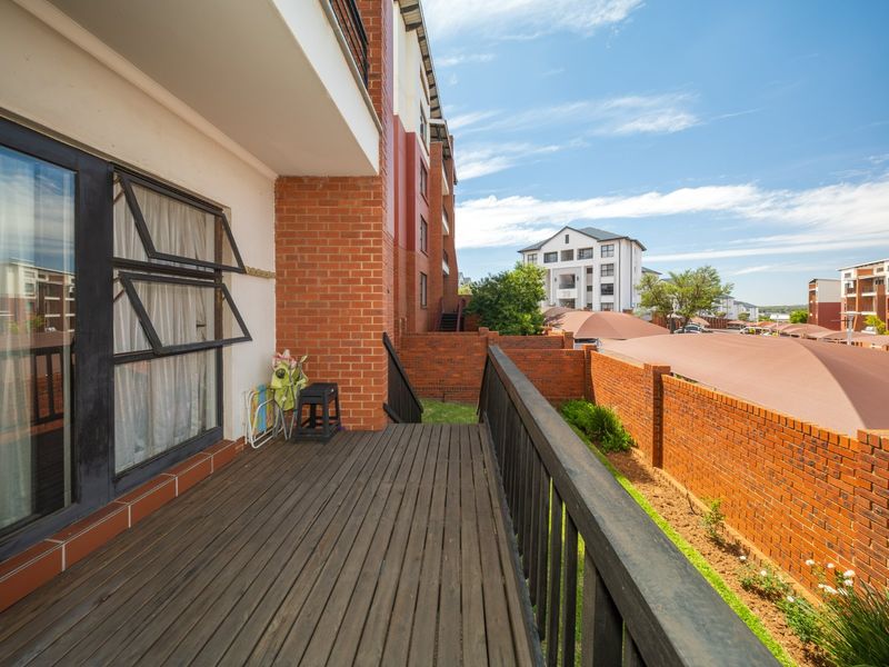 Modern lock-up-and-go Garden Apartment - Photo 2