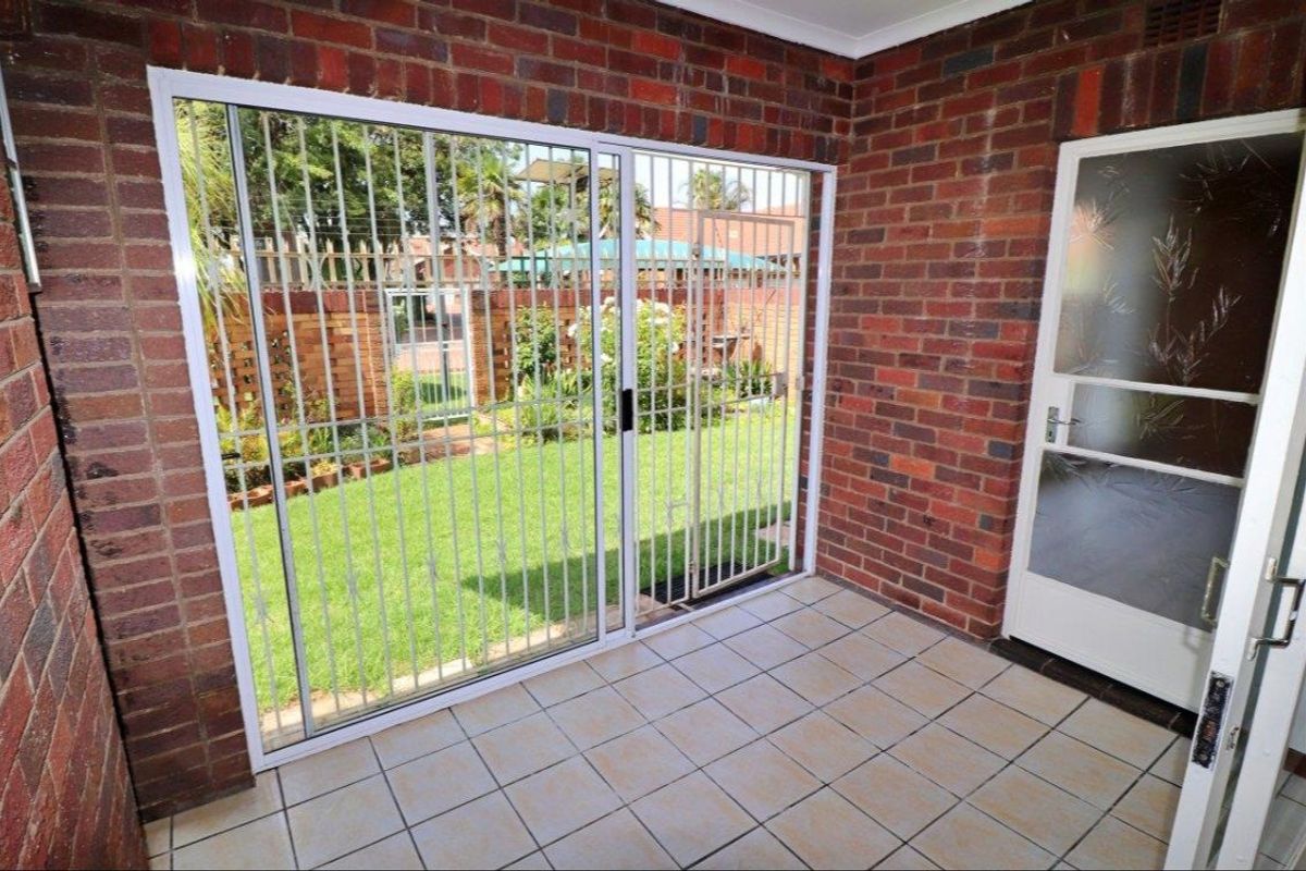 Secure 3 Bedroom Townhouse (Pet Friendly) with Sunny Patio & Garden  - Photo 2