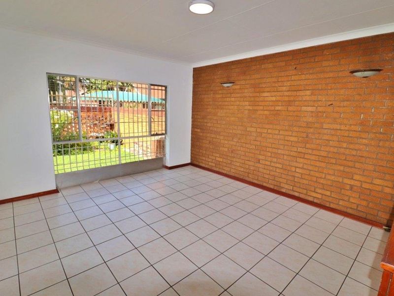 Secure 3 Bedroom Townhouse (Pet Friendly) with Sunny Patio & Garden  - Photo 5