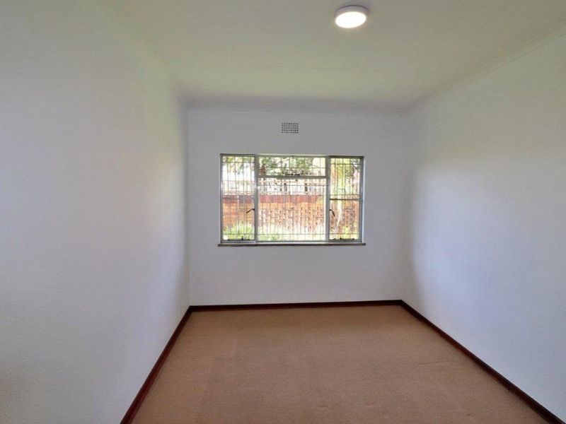 Secure 3 Bedroom Townhouse (Pet Friendly) with Sunny Patio & Garden  - Photo 8