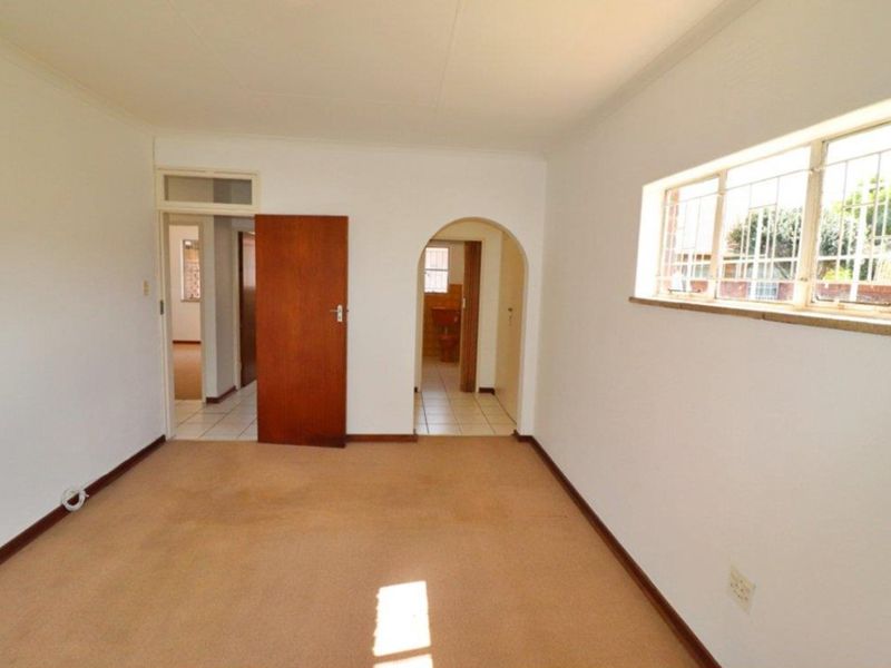 Secure 3 Bedroom Townhouse (Pet Friendly) with Sunny Patio & Garden  - Photo 7