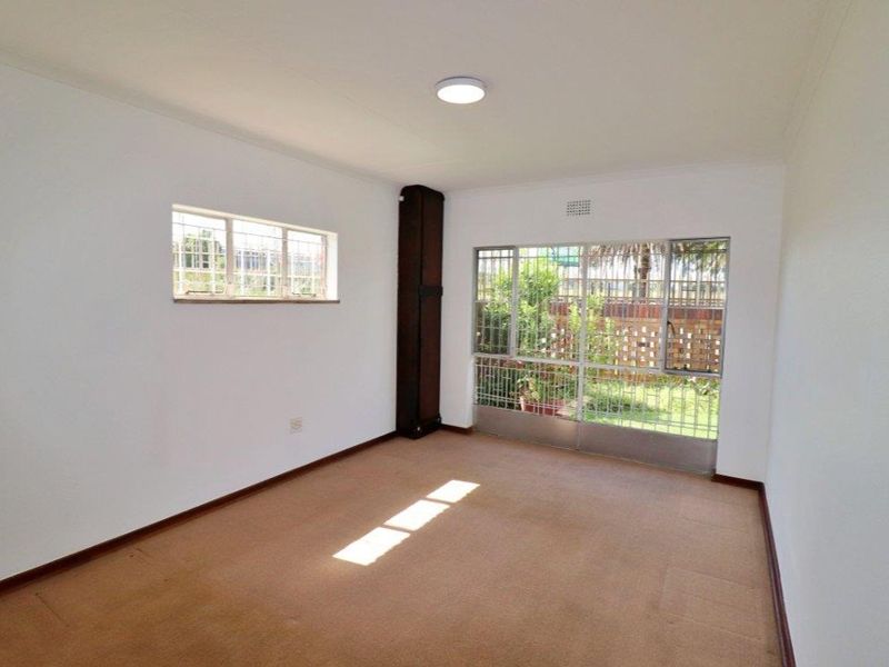 Secure 3 Bedroom Townhouse (Pet Friendly) with Sunny Patio & Garden  - Photo 6