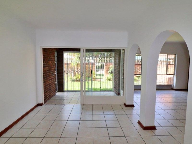 Secure 3 Bedroom Townhouse (Pet Friendly) with Sunny Patio & Garden  - Photo 3