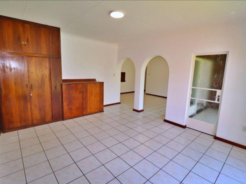 Secure 3 Bedroom Townhouse (Pet Friendly) with Sunny Patio & Garden  - Photo 4