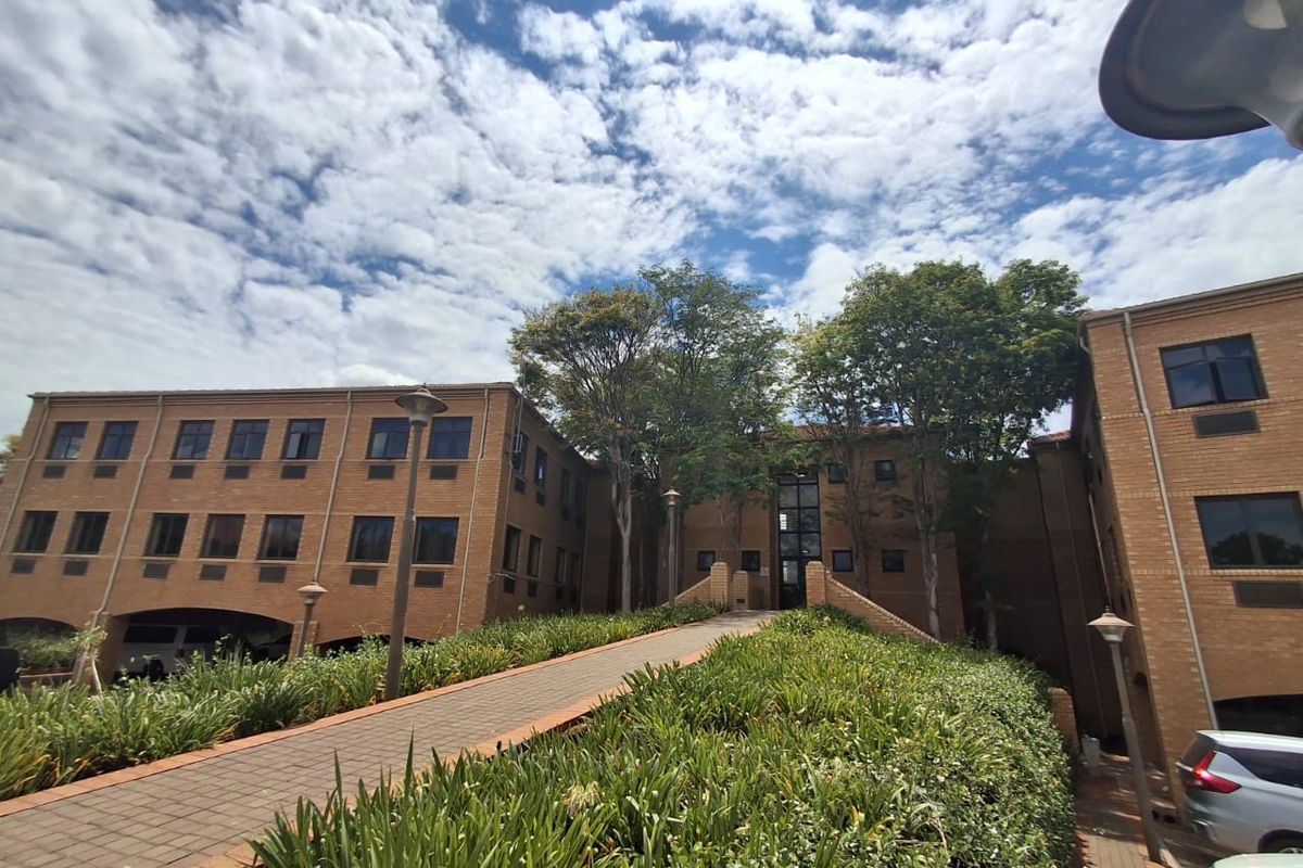 !!NEGOTIATE YOUR RENT WITH THE DEDICATED BROKER ON-SITE!! - Photo 2