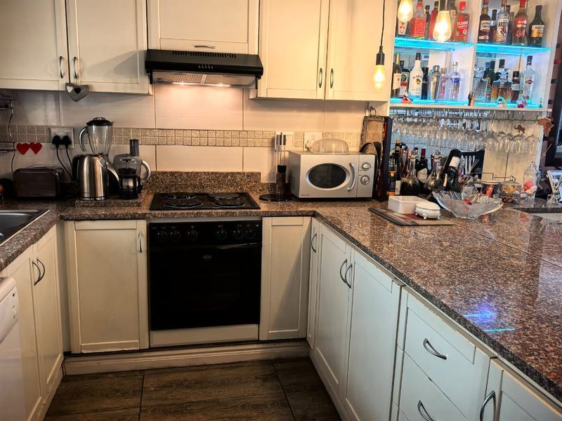 2 Bedrooms, 2 Bathrooms Apartment For Sale In New Town Center, Umhlanga - Photo 4