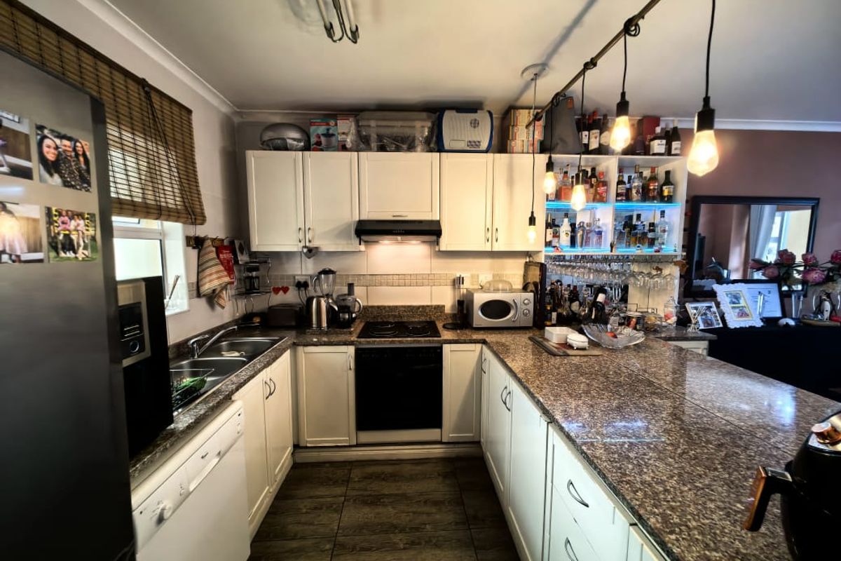 2 Bedrooms, 2 Bathrooms Apartment For Sale In New Town Center, Umhlanga - Photo 3