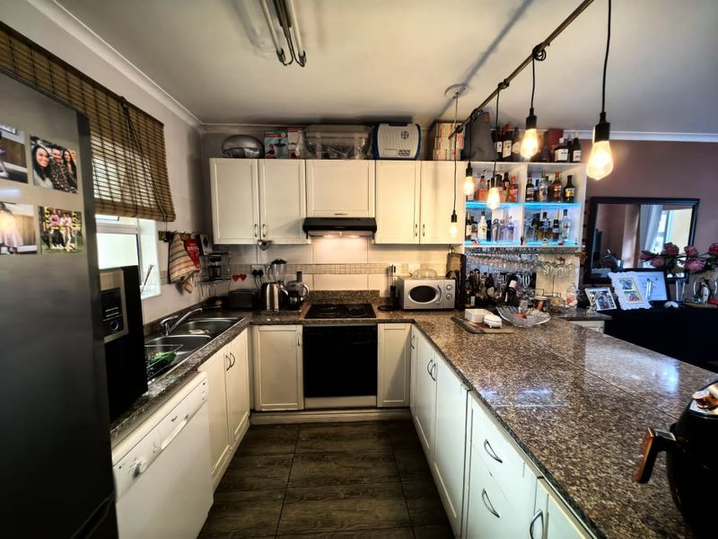 2 Bedrooms, 2 Bathrooms Apartment For Sale In New Town Center, Umhlanga - Photo 3