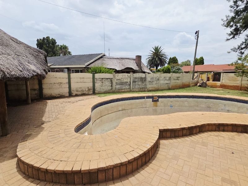 4 Bedroom House for Sale in Stilfontein - Photo 3