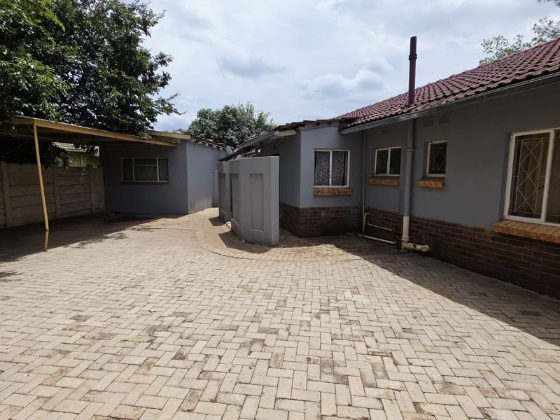 4 Bedroom House for Sale in Stilfontein - Photo 4