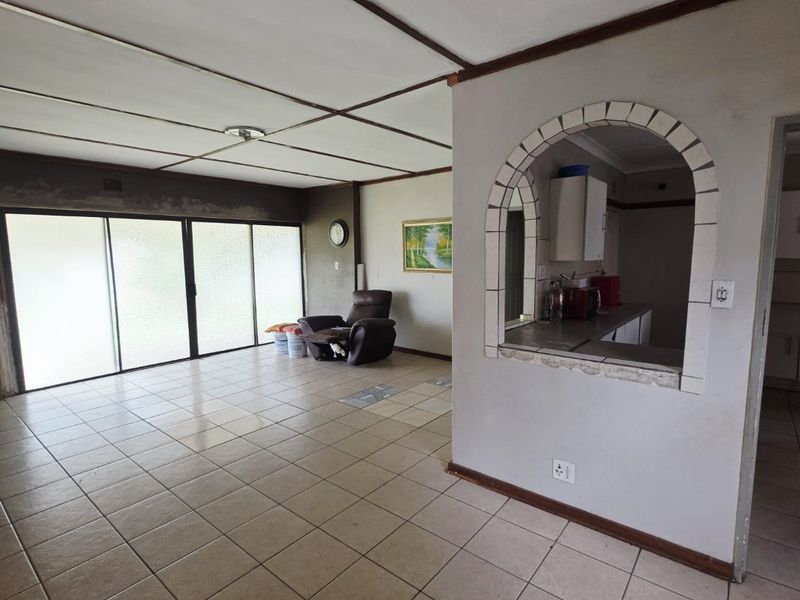 4 Bedroom House for Sale in Stilfontein - Photo 10
