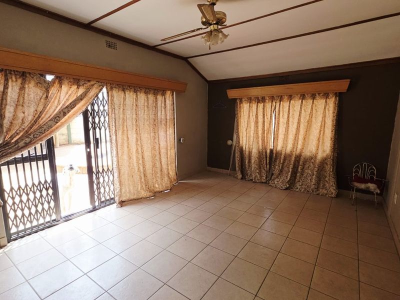 4 Bedroom House for Sale in Stilfontein - Photo 9