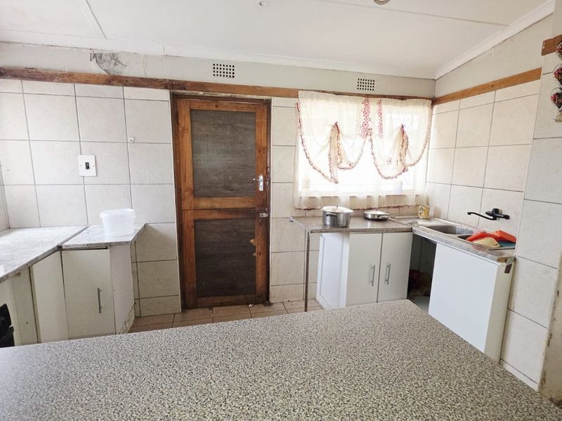 4 Bedroom House for Sale in Stilfontein - Photo 8