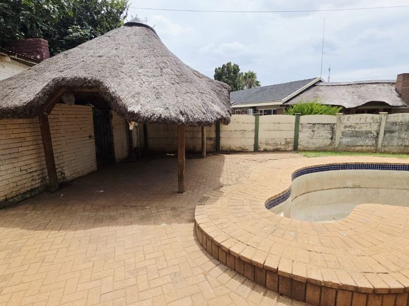 4 Bedroom House for Sale in Stilfontein - Photo 7