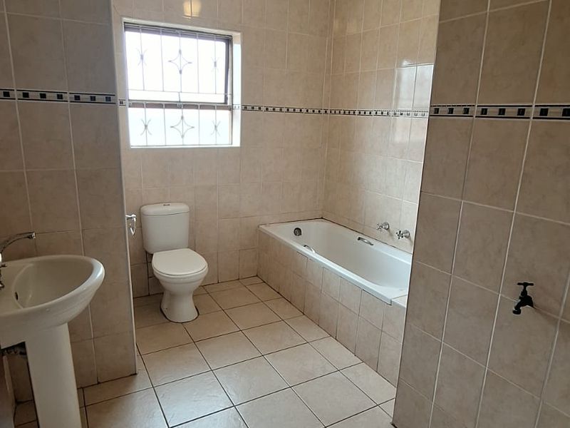 3 bedroom house for sale in KwaDwesi - Photo 9