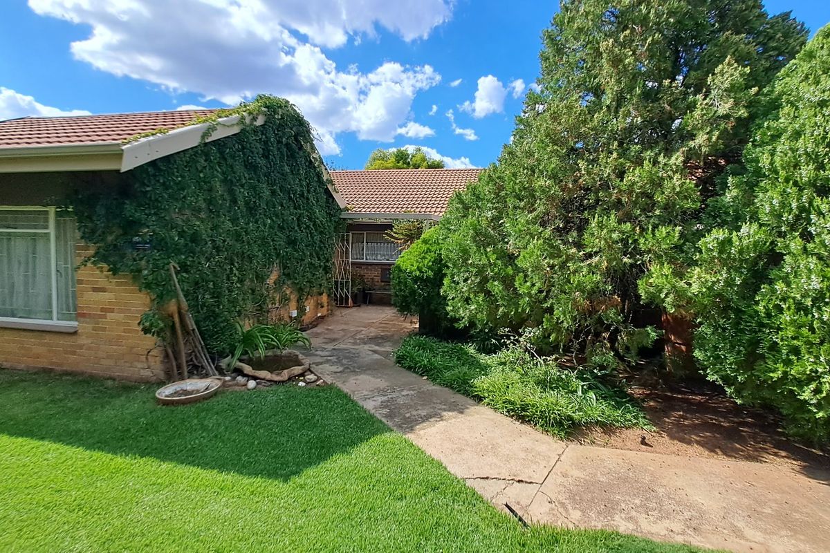 "Entertainment" Family Home in Fichardtpark - Photo 2