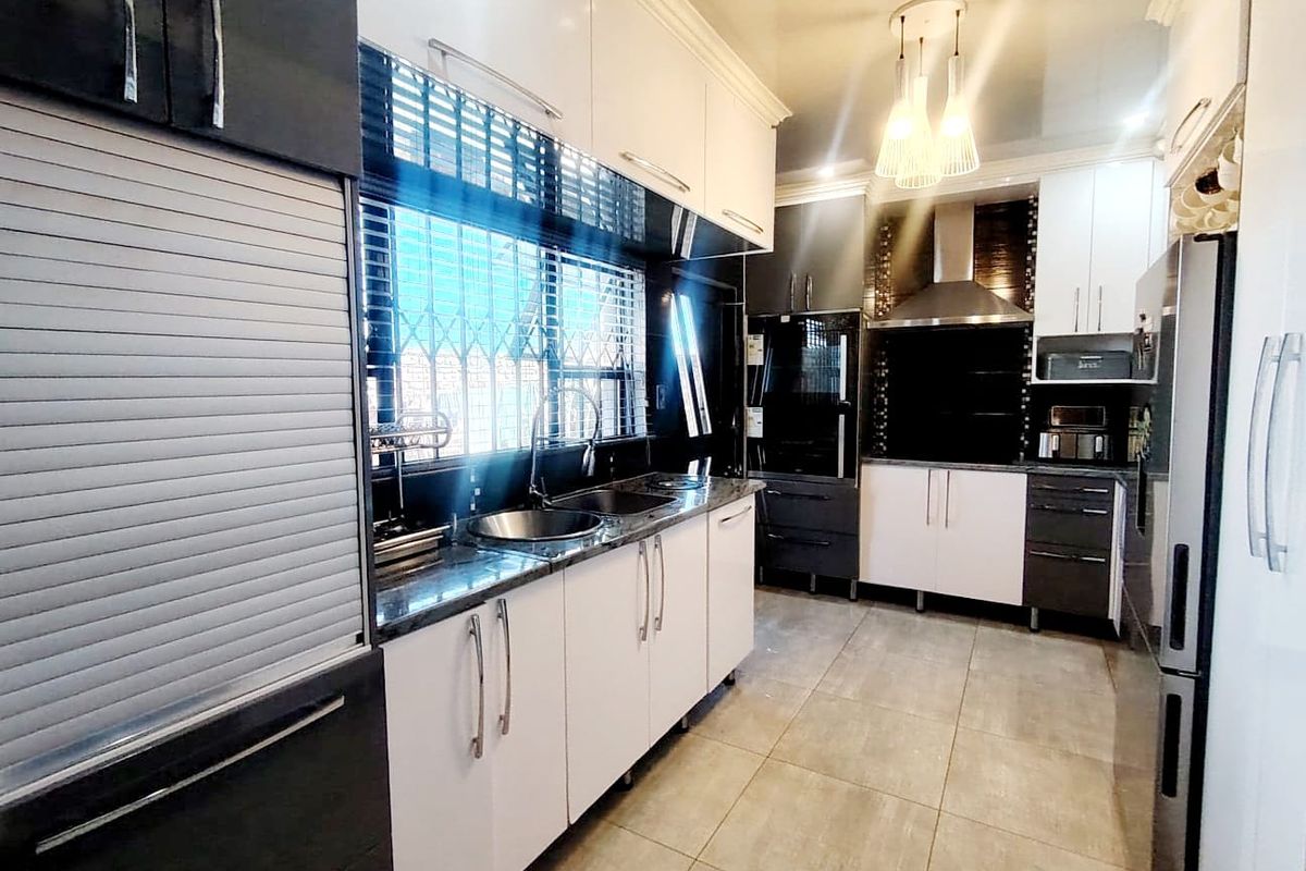 4 Bedroom House in West Bank - Photo 3