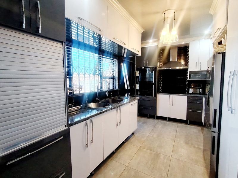 4 Bedroom House in West Bank - Photo 3