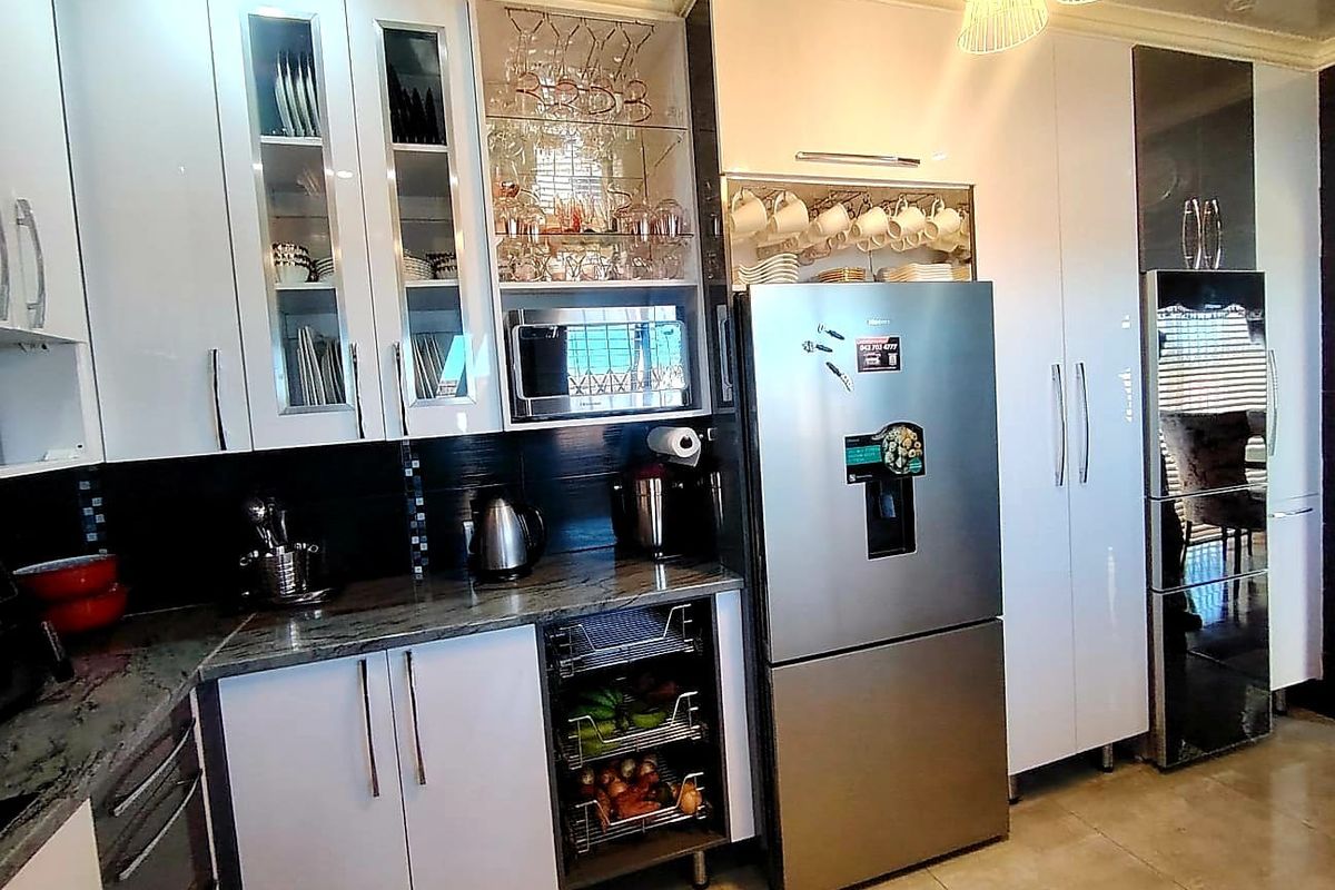 4 Bedroom House in West Bank - Photo 2