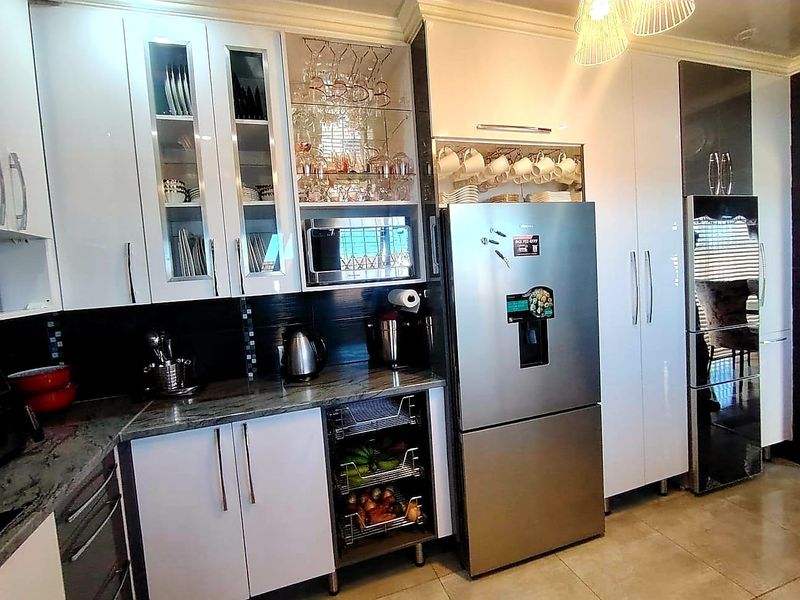 4 Bedroom House in West Bank - Photo 2