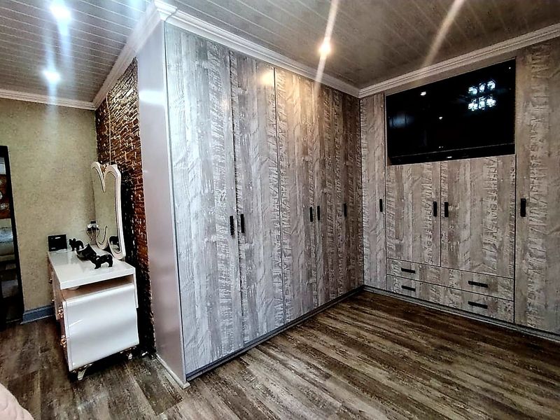 4 Bedroom House in West Bank - Photo 10