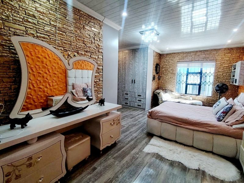 4 Bedroom House in West Bank - Photo 9