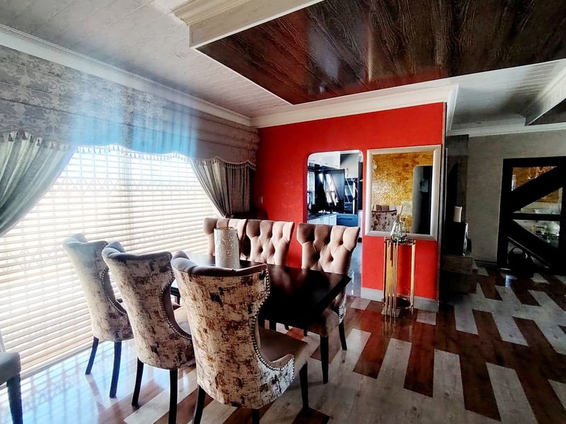 4 Bedroom House in West Bank - Photo 6