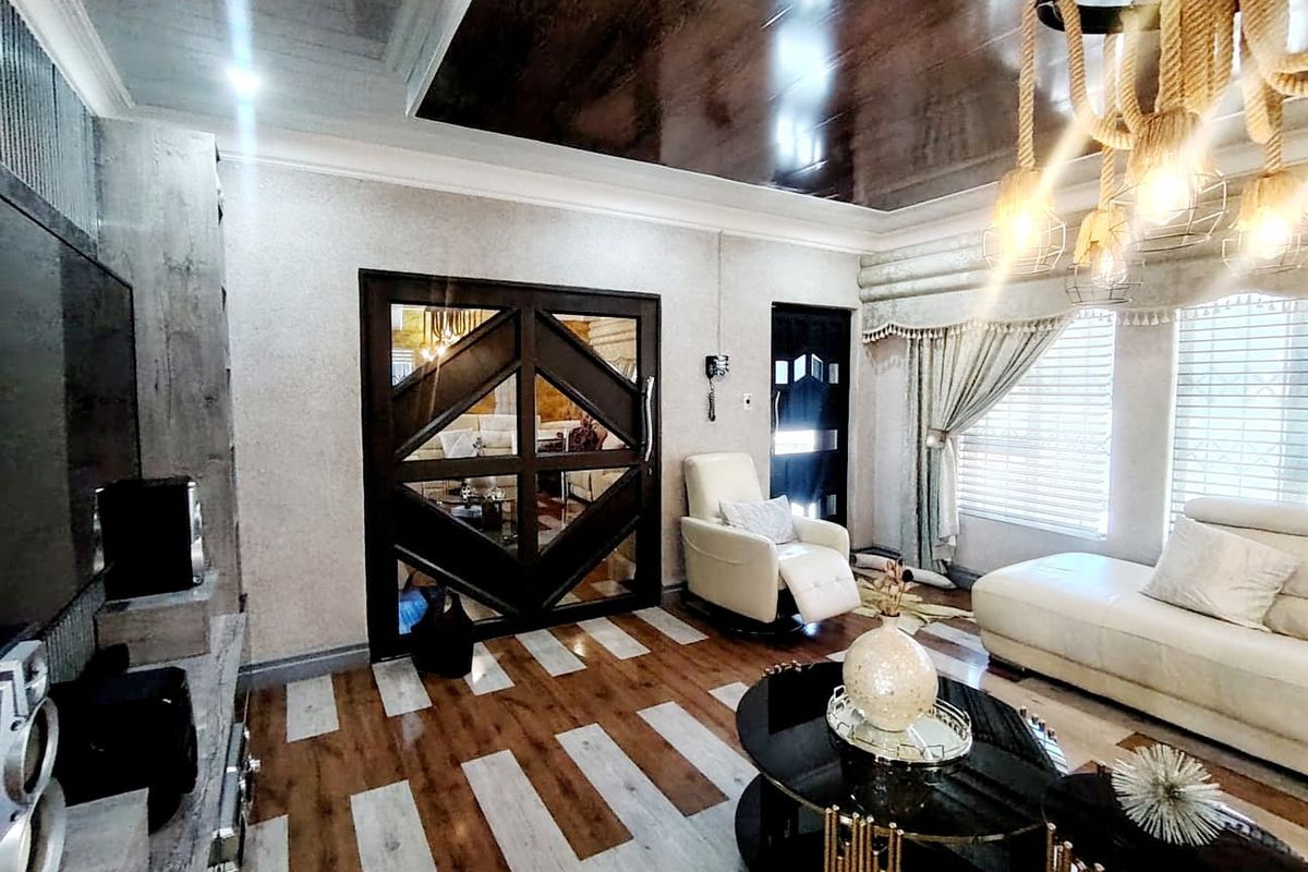 4 Bedroom House in West Bank - Photo 5