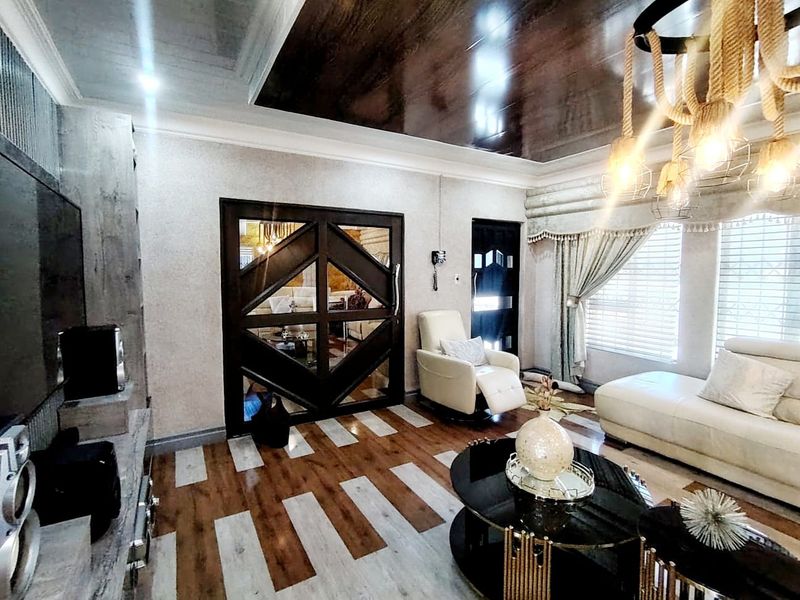 4 Bedroom House in West Bank - Photo 5